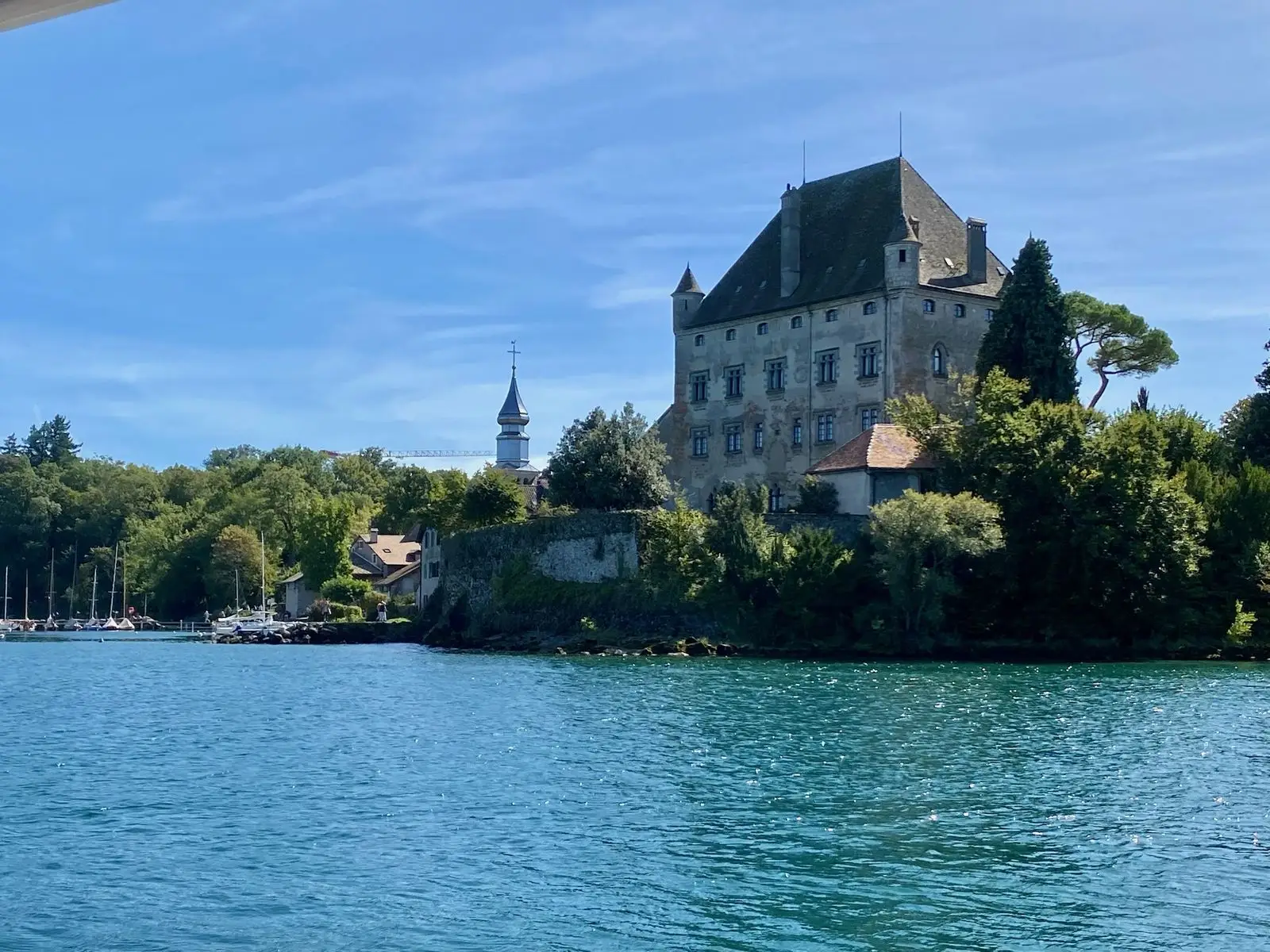 Village d'Yvoire vu depuis le lac
